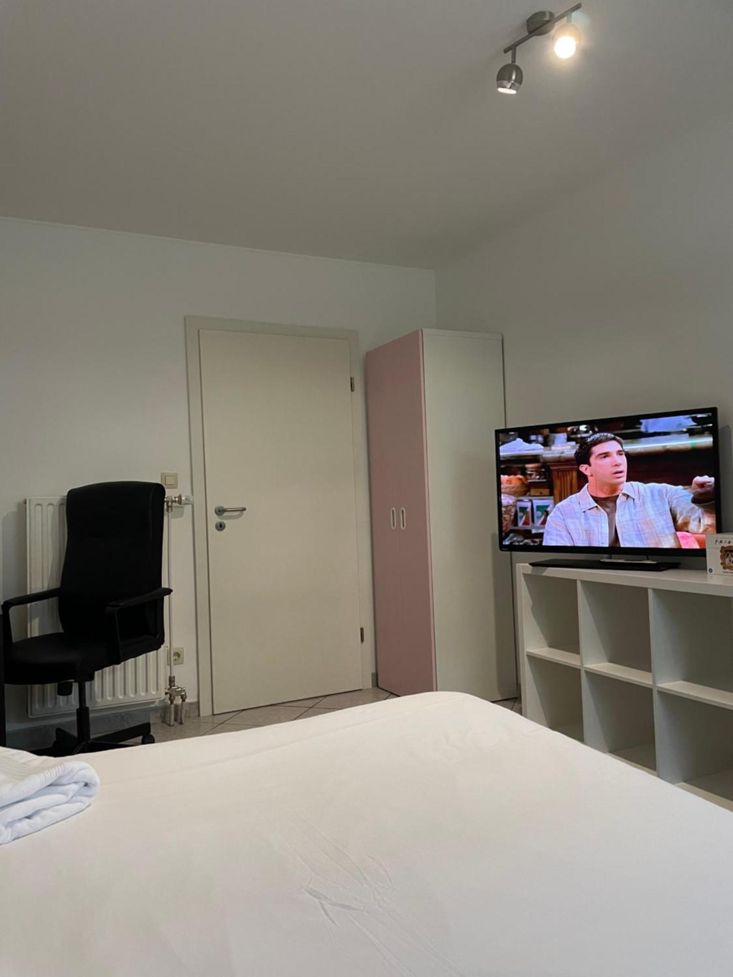 Large Room In Schuttrange Free Parking 10Mins To Airport Excellent Customer Services Exterior photo
