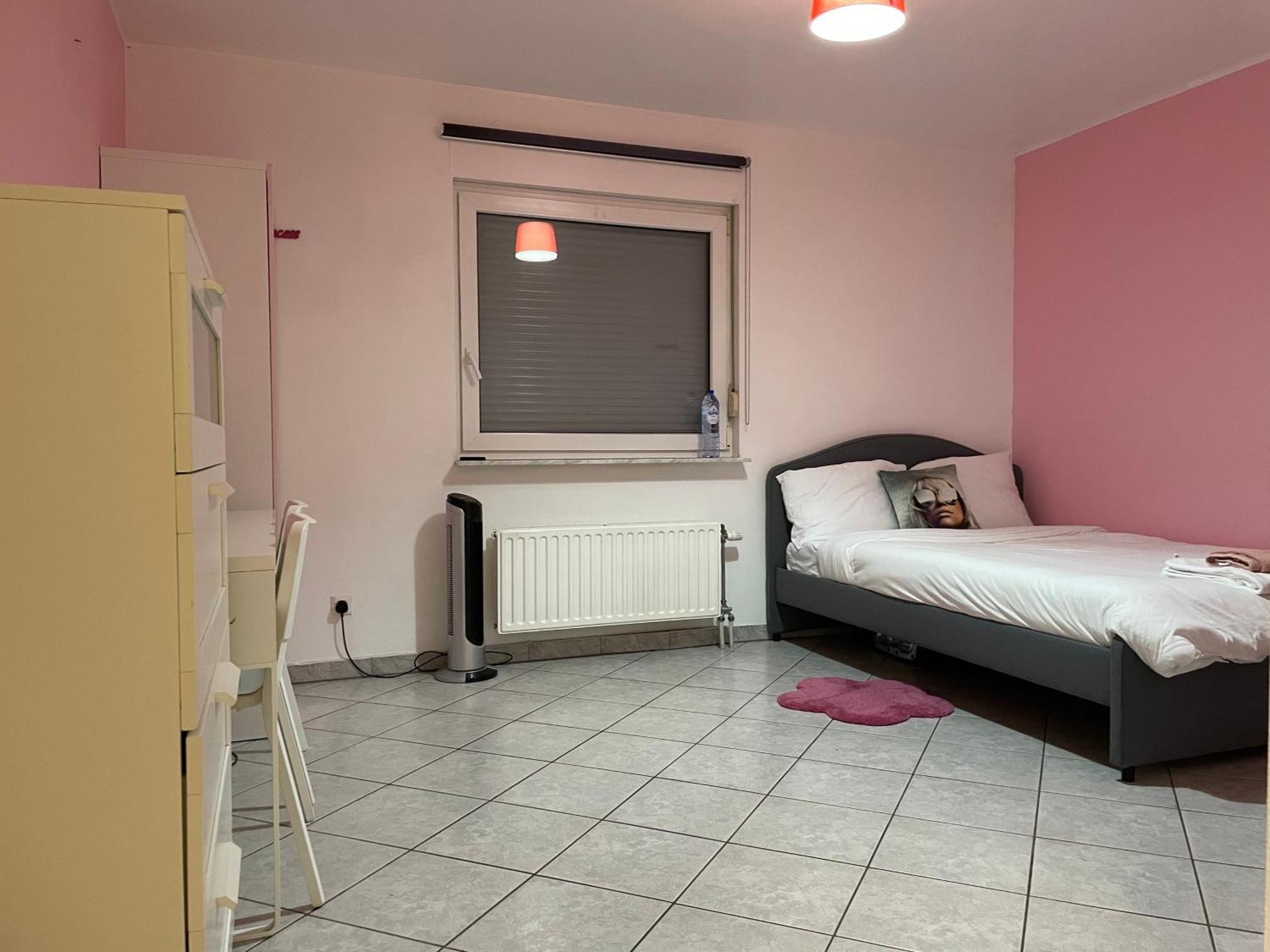 Large Room Free Parking 10Mins To Luxembourg Airport Excellent Customer Service Exterior photo